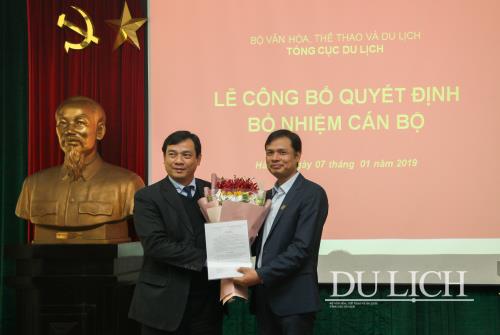 Tổng cục trưởng TCDL Nguyễn Trùng Khánh trao quyết định bổ nhiệm Phó Vụ trưởng Vụ Thị trường Du lịch cho ông Trần Phong Bình